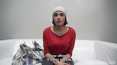 Сочная баба кончила на студии перед объективом